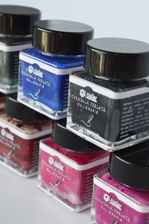 cerneala-neagra-perlata-caligrafie