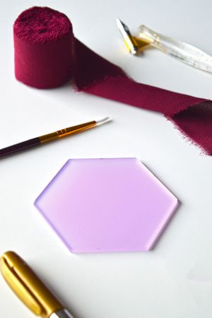 place-card-blank-plexiglas-hexagon-colorat-lila